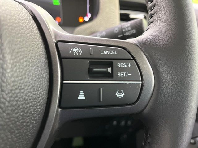 【車線維持支援システム】高速道路走行時、車線からはみ出しそうな時にステアリングを制御。より安心・安全な運転をサポートしてくれます!