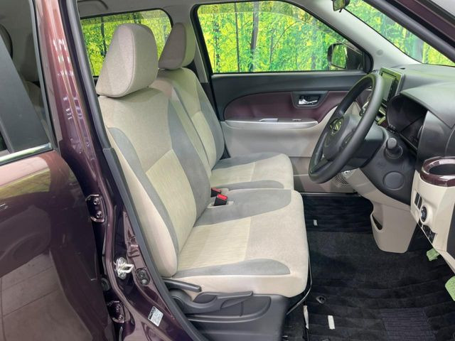後部座席も気になるようなキズ・汚れやへたり等、大きなダメージはなく、良好な状態です。