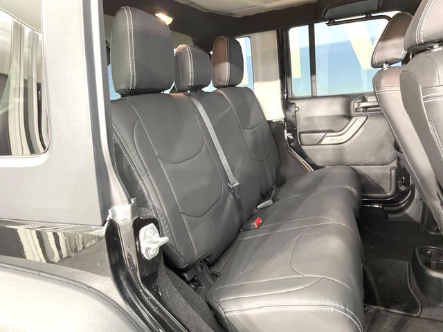 ●後部座席も気になるようなキズ・汚れやへたり等、大きなダメージはなく、良好な状態です。