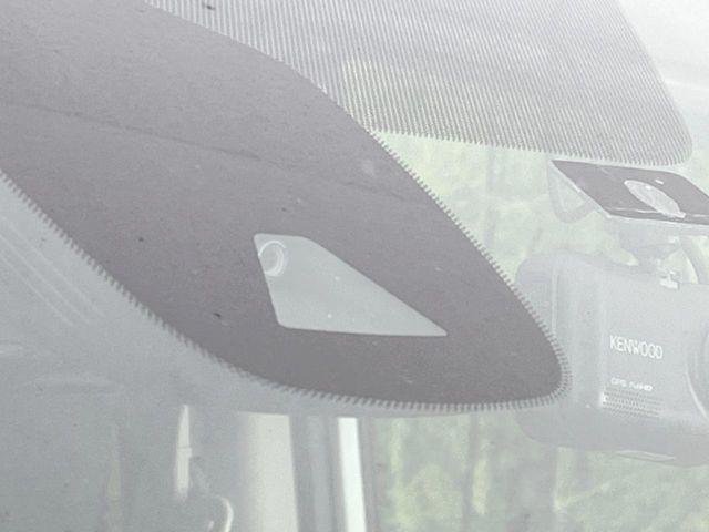 �y�G�}�[�W�F���V�[�u���[�L�z���s���ɑO���̎ԗ�����F�����A�Փ˂������Ȏ��͌x��ƃu���[�L�ŏՓˉ���Ɣ�Q�y�����A�V�X�g�B�����S�Ƀh���C�u�����y���݂��������܂��B