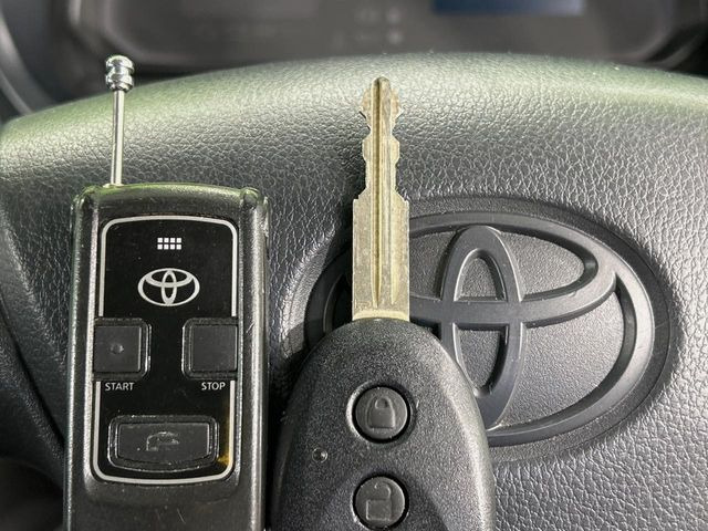 【キーレス】少し離れた場所からでもボタン一つでドアの開錠・施錠ができるのでとっても便利!ドアの鍵穴周りに傷をつけることもありません♪