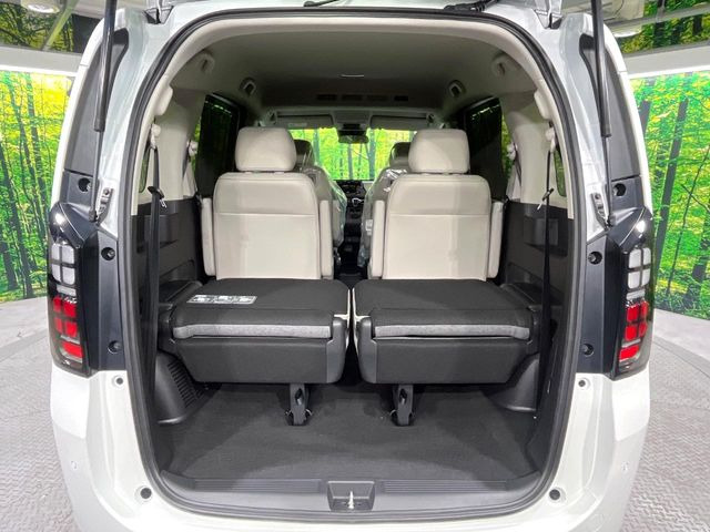 普段のお買い物や通勤、送迎等に十分な荷室スペースを確保しております。セカンドシートを倒すと、大きな荷物の積載も可能です♪