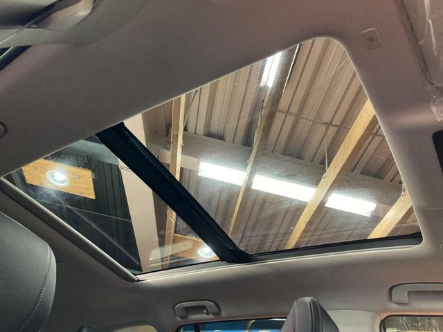 【大型サンルーフ】車内の解放感が一気に上がる大型のパノラマルーフ!季節を問わず開放的で快適なドライブをお楽しみいただけます。流通量も少なく希少価値の高い人気の装備です♪