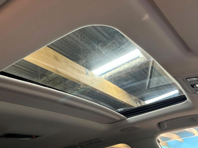 【サンルーフ】開放感たっぷりの希少装備、サンルーフが装着されています!車内に明かりを取り入れたり景色を楽しむ以外にも、車内の空気も簡単に換気できて快適です!