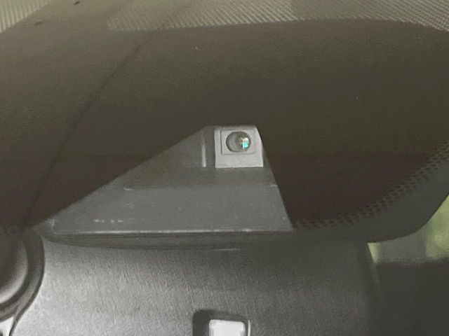 �y�G�}�[�W�F���V�[�u���[�L�z���s���ɑO���̎ԗ�����F�����A�Փ˂������Ȏ��͌x��ƃu���[�L�ŏՓˉ���Ɣ�Q�y�����A�V�X�g�B�����S�Ƀh���C�u�����y���݂��������܂��B