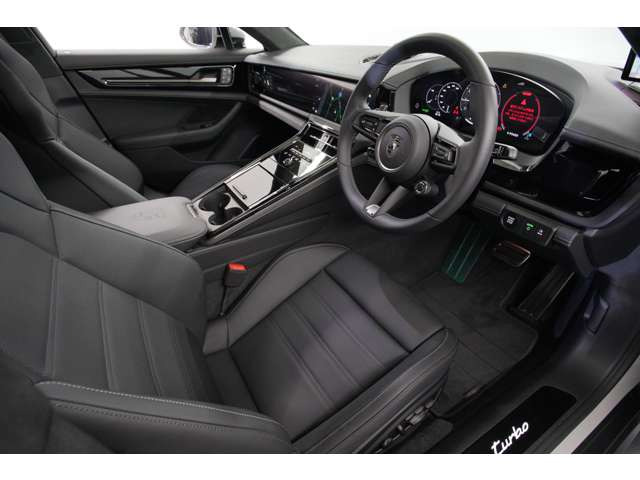 クレヨンカラーやスポーツデザインホイールがスタイリッシュな印象のエクステリアデザイン