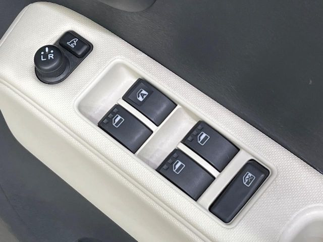 �y�d���i�[�~���[�z�T�C�h�~���[�͓d���i�[���ƂȂ��Ă���A�������ԏ�ł��L�Y�������X�N��}�����܂��B