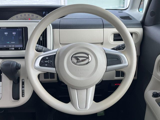 �C���e���A�ɍ��킹���f�U�C���̃X�e�A�����O�́A�^�]�������̂��Ƃ��l���A�^�]���₷���`��A�傫���ł��B�����x�A���ۂɐG���Ă��m���߂��������B
