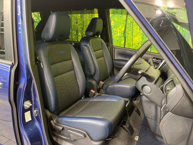 【合皮レザーシート】汚れのふき取りが容易でメンテナンスもが簡単な、機能性に優れる合成皮革を採用した上質なシートです。座り心地もよく、高級感あふれる心地良い車内空間を演出してくれます。