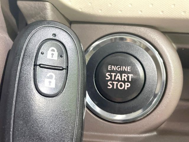 【キーレススタートシステム】カバンやポケットに入れたままでもドアの施錠・解錠が可能なスマートキーを装備。エンジンのオン・オフ時もカギを取り出す必要が無いからとっても便利です♪