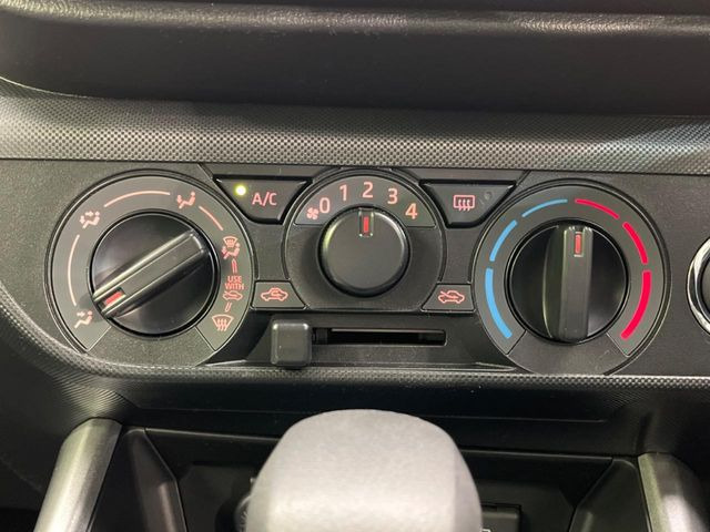 寒い冬も暑い夏も全席に快適な空調を届けてくれる、ダイヤル式エアコンを装備♪