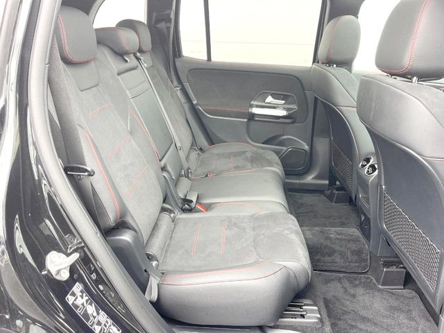 ●後部座席も気になるようなキズ・汚れやへたり等、大きなダメージはなく、良好な状態です。