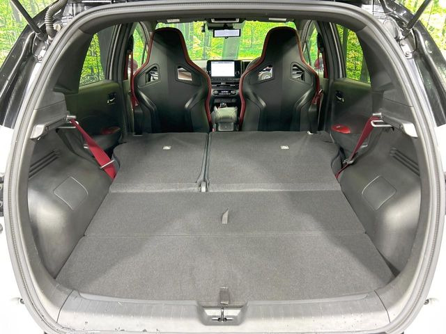 ���i�̂���������ʋ΁A���}���ɏ\���ȉ׎��X�y�[�X���m�ۂ��Ă���܂��B�Z�J���h�V�[�g��|���ƁA�傫�ȉו��̐ύڂ��\�ł���