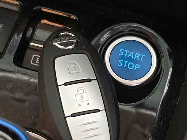 【インテリジェントキー】カバンやポケットに入れたままでもドアの施錠・解錠が可能なスマートキーを装備。エンジンのオン・オフ時もカギを取り出す必要が無いからとっても便利です♪