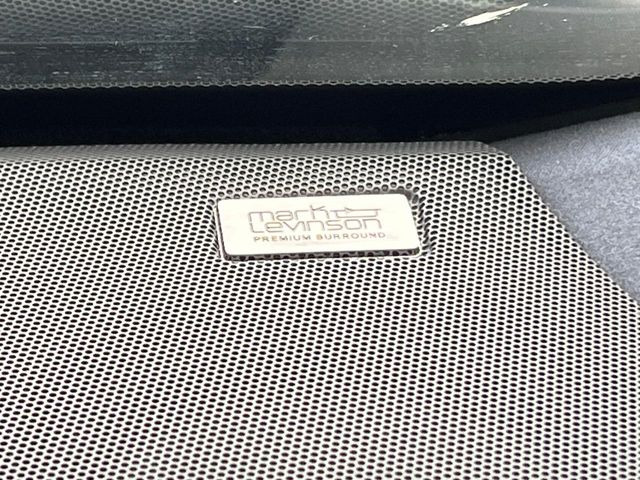 �y�}�[�N���r���\���T�E���h�V�X�e���z���[�J�[�I�v�V�����̍��i�ʃT�E���h�V�X�e���𓋍ځB��p�̃`���[�j���O���{���ꂽ�召�l�X�ȃX�s�[�J�[����ǎ��ȃT�E���h���t�ł��A�Տꊴ���ӂ�鉹����Ԃ����o���܂��B