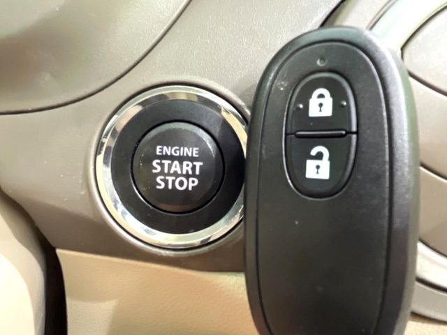 【アドバンストキー】カバンやポケットに入れたままでもドアの施錠・解錠が可能なスマートキーを装備。エンジンのオン・オフ時もカギを取り出す必要が無いからとっても便利です♪