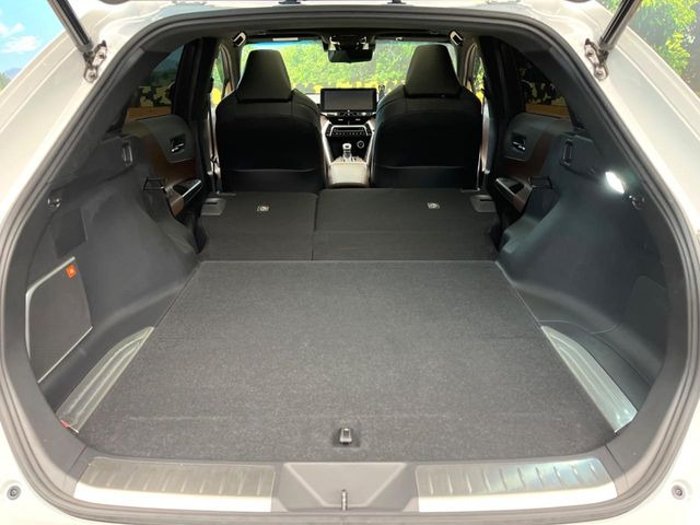 ���i�̂���������ʋ΁A���}���ɏ\���ȉ׎��X�y�[�X���m�ۂ��Ă���܂��B�Z�J���h�V�[�g��|���ƁA�傫�ȉו��̐ύڂ��\�ł���