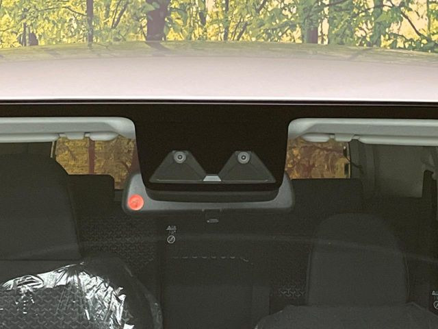 【スマートアシスト】走行中に前方の車両等を認識し、衝突しそうな時は警報とブレーキで衝突回避と被害軽減をアシスト。より安全にドライブをお楽しみいただけます。