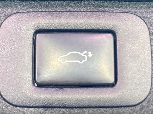 【パワーバックドア】スマートキーや運転席のボタンを押すだけでリアゲートが自動で開閉します!荷物を持っている時や、高い位置にあるバックドアを閉める際に便利な機能です♪