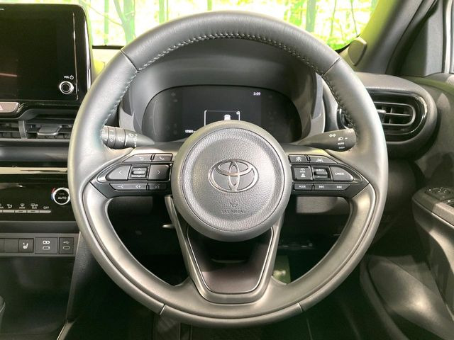 �C���e���A�ɍ��킹���f�U�C���̃X�e�A�����O�́A�^�]�������̂��Ƃ��l���A�^�]���₷���`��A�傫���ł��B�����x�A���ۂɐG���Ă��m���߂��������B