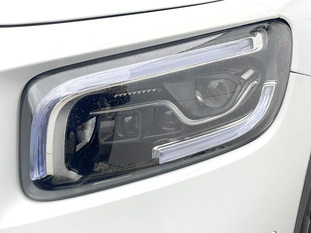 ●LEDヘッドライト:夜間走行時も良好な視界を確保し安心して運転できる高輝度LEDヘッドライトを装備!点灯速度が早く、消費電力も抑えられています。