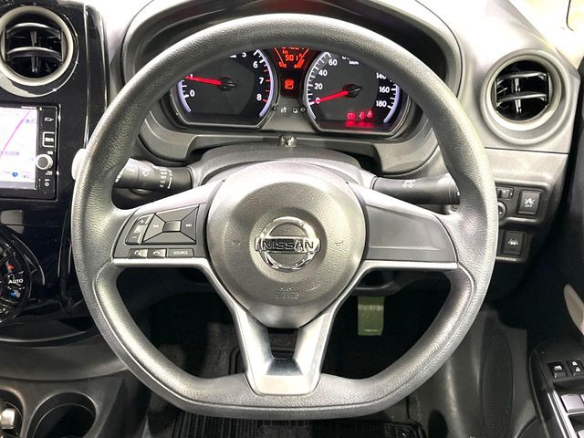 �C���e���A�ɍ��킹���f�U�C���̃X�e�A�����O�́A�^�]�������̂��Ƃ��l���A�^�]���₷���`��A�傫���ł��B�����x�A���ۂɐG���Ă��m���߂��������B