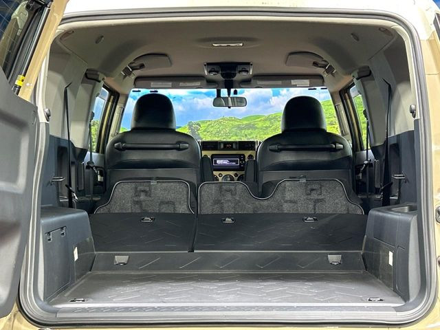 普段のお買い物や通勤、送迎等に十分な荷室スペースを確保しております。セカンドシートを倒すと、大きな荷物の積載も可能です♪