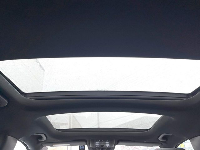 ●パノラミックスライディングルーフ::大迫力のパノラマルーフは、後部座席にまで続いており、開放的な空間をお楽しみいただけます。