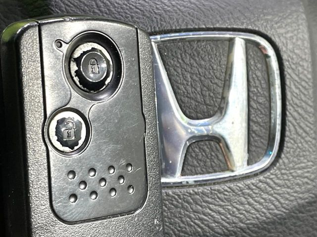 �yHonda�X�}�[�g�L�[�z�J�o����|�P�b�g�ɓ��ꂽ�܂܂ł��h�A�̎{���E�������\�ȃX�}�[�g�L�[�𑕔��B�G���W���̃I���E�I�t�����J�M�����o���K�v����������Ƃ��Ă��֗��ł���