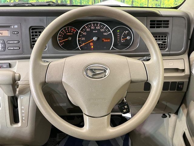 �C���e���A�ɍ��킹���f�U�C���̃X�e�A�����O�́A�^�]�������̂��Ƃ��l���A�^�]���₷���`��A�傫���ł��B�����x�A���ۂɐG���Ă��m���߂��������B