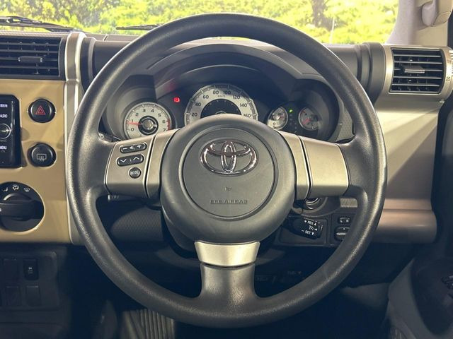 インテリアに合わせたデザインのステアリングは、運転される方のことも考え、運転しやすい形状、大きさです。是非一度、実際に触ってお確かめください。