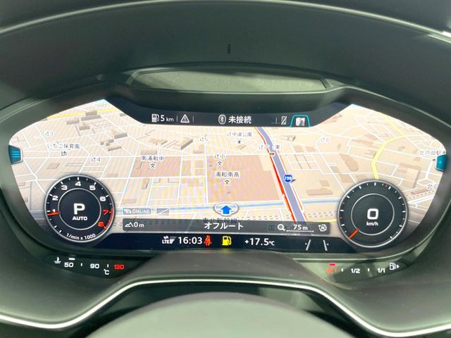 ���o�[�`�����R�b�N�s�b�g:�S�̂��t���p�l���ƂȂ��Ă����i�I�ȃ��[�^�[�p�l���B�ʏ�̃X�s�[�h���[�^�[�Ƃ��Ă̋@�\�͂������A�i�r�E�I�[�f�B�I�@�\�̊m�F�E������ł��A�^�]�ɏW�����₷���Ȃ��Ă���܂��B