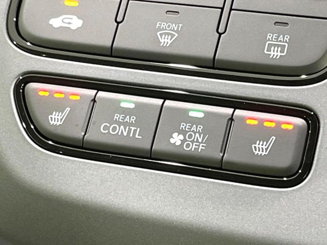 【シートヒーター】寒い日に重宝するシートヒーター!エアコンより早く温まってくれるので寒がりの人も安心ですね♪エアコンの温風は乾燥するから苦手、という方にもをおすすめです。