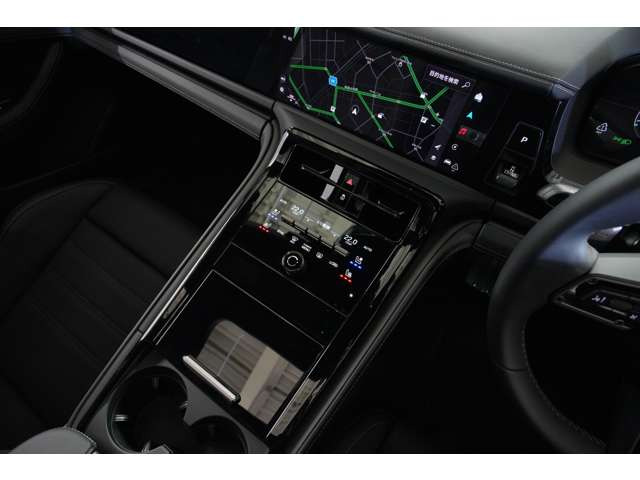 パノラマルーフやパッセンジャーディスプレイ等インテリアも豪華仕様の1台です!