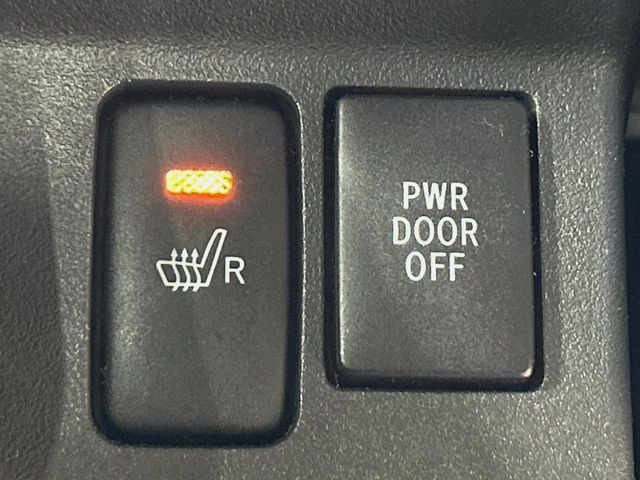 【シートヒーター】寒い日に重宝するシートヒーター!エアコンより早く温まってくれるので寒がりの人も安心ですね♪エアコンの温風は乾燥するから苦手、という方にもをおすすめです。