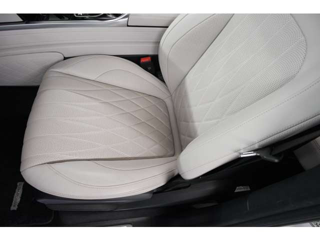 助手席での長距離移動でも体を痛めることなくストレスフリーな移動を実現します。