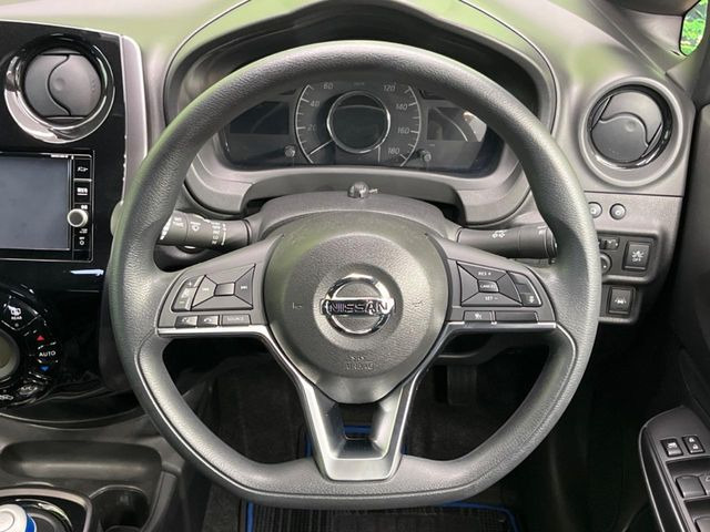 �C���e���A�ɍ��킹���f�U�C���̃X�e�A�����O�́A�^�]�������̂��Ƃ��l���A�^�]���₷���`��A�傫���ł��B�����x�A���ۂɐG���Ă��m���߂��������B