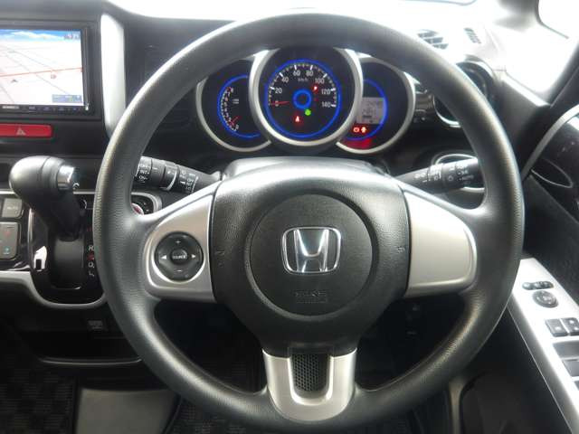 �X�e�A�����O�X�C�b�`���^�]���A�O������ڐ������炷���ƂȂ��A�I�[�f�B�I���̑��삪�\�ȕ֗��@�\!���S&���K�ȃh���C�u�����o���Ă���܂�!