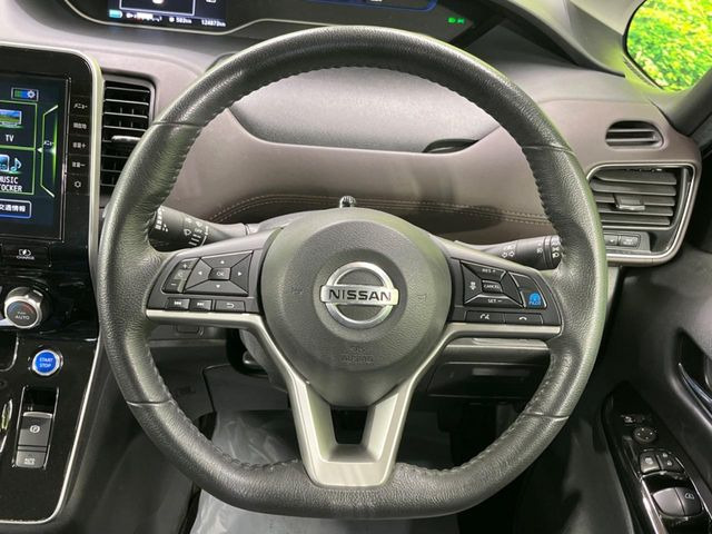 インテリアに合わせたデザインのステアリングは、運転される方のことも考え、運転しやすい形状、大きさです。是非一度、実際に触ってお確かめください。