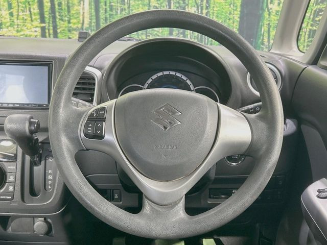 �C���e���A�ɍ��킹���f�U�C���̃X�e�A�����O�́A�^�]�������̂��Ƃ��l���A�^�]���₷���`��A�傫���ł��B�����x�A���ۂɐG���Ă��m���߂��������B