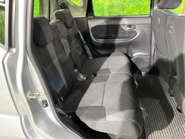 後部座席も気になるようなキズ・汚れやへたり等、大きなダメージはなく、良好な状態です。