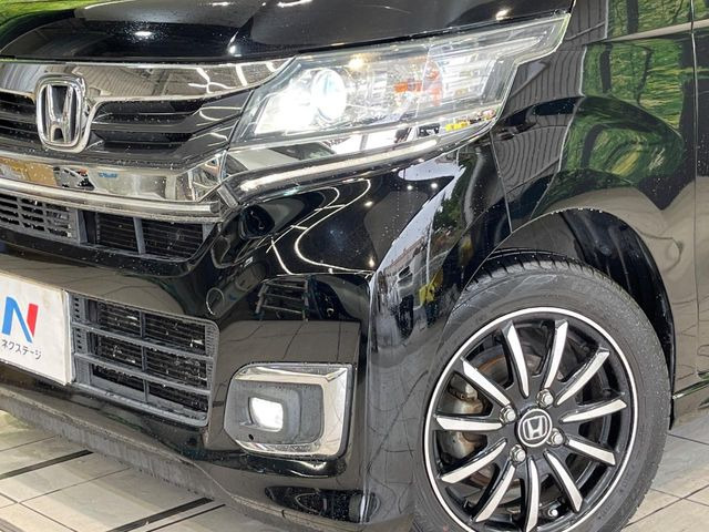 【HIDヘッドライト】非常に明るく前方を照らしてくれるので、悪天候や夜間の走行時も視界良好で安心してお乗りいただけます。