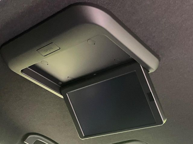 【後席モニター】家族や友人とお出かけする機会が多い方に大人気の後席モニターを装備!見やすい位置に画面がありテレビやDVDの視聴も快適!友達もお子様も、後席にしか乗らなくなるかも??