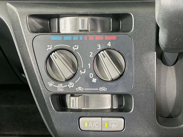 寒い冬も暑い夏も全席に快適な空調を届けてくれる、ダイヤル式エアコンを装備♪