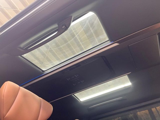 【左右独立ムーンルーフ】2列目左右席にそれぞれ配置されたガラスルーフ!日差しに合わせて片側だけシェードを閉めることも可能です!