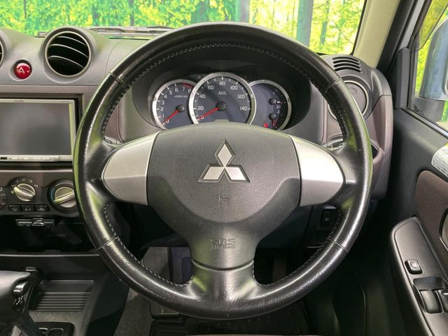 �C���e���A�ɍ��킹���f�U�C���̃X�e�A�����O�́A�^�]�������̂��Ƃ��l���A�^�]���₷���`��A�傫���ł��B�����x�A���ۂɐG���Ă��m���߂��������B