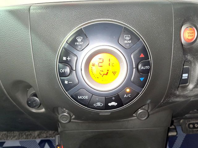 【オートエアコン】一度お好みの温度に設定すれば、車内の温度を検知し風量や温度を自動で調整。暑い&hellip;寒い&hellip;と何度もスイッチ操作をする必要はありません。快適な車内空間には必須の機能ですね♪