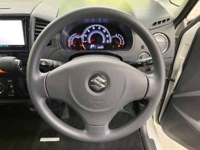 �C���e���A�ɍ��킹���f�U�C���̃X�e�A�����O�́A�^�]�������̂��Ƃ��l���A�^�]���₷���`��A�傫���ł��B�����x�A���ۂɐG���Ă��m���߂��������B