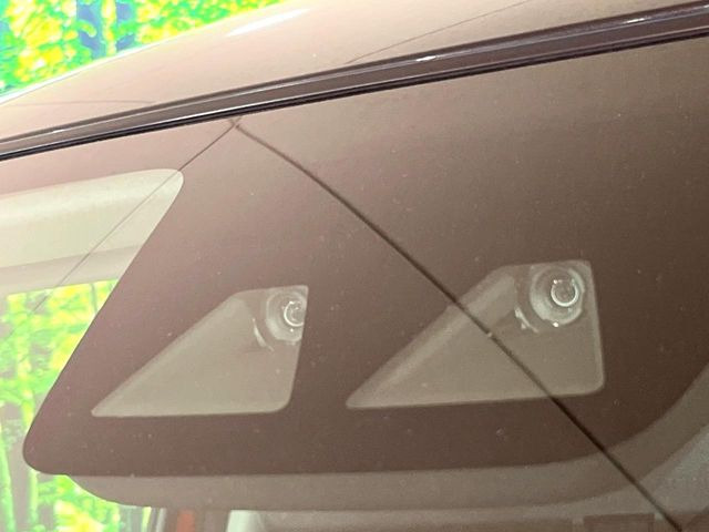 【スマートアシスト】走行中に前方の車両等を認識し、衝突しそうな時は警報とブレーキで衝突回避と被害軽減をアシスト。より安全にドライブをお楽しみいただけます。