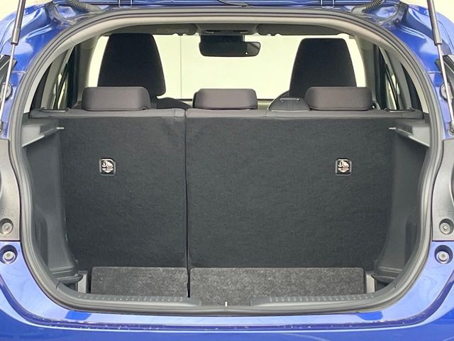 ���i�̂���������ʋ΁A���}���ɏ\���ȉ׎��X�y�[�X���m�ۂ��Ă���܂��B�Z�J���h�V�[�g��|���ƁA�傫�ȉו��̐ύڂ��\�ł���